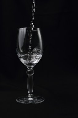 Kristal bardak düşen su ile