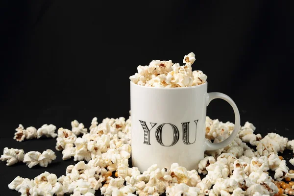 Bílá nádoba s popcorn — Stock fotografie