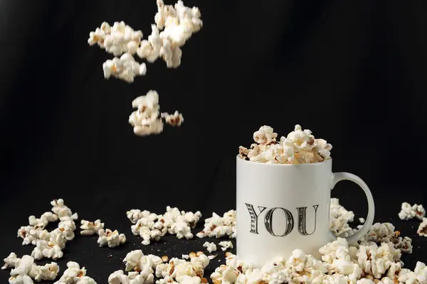 Bílá nádoba s popcorn — Stock fotografie