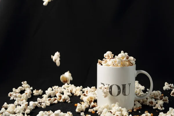 Bílá nádoba s popcorn — Stock fotografie