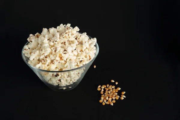Popcorn ve skleněné míse — Stock fotografie