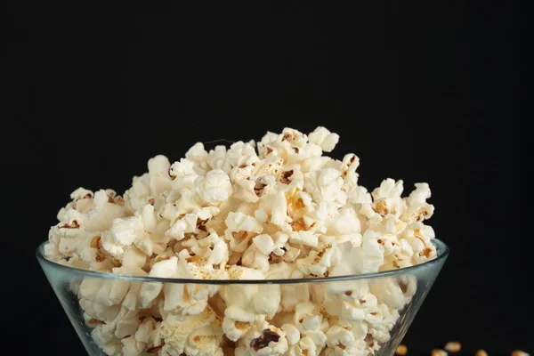 Popcorn ve skleněné míse — Stock fotografie