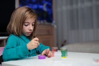 renklerin karışımı oynayan kız