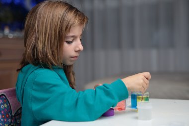 renklerin karışımı oynayan kız