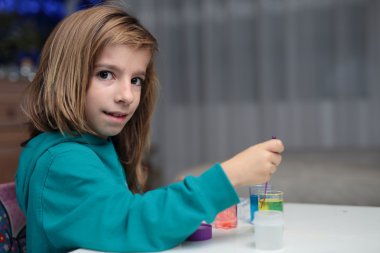 renklerin karışımı oynayan kız