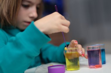 renklerin karışımı oynayan kız