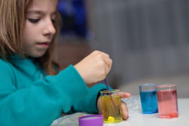 renklerin karışımı oynayan kız