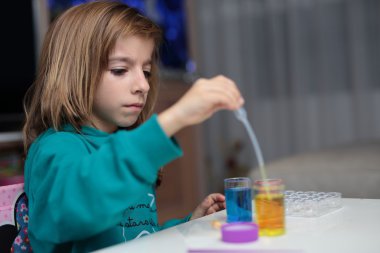 renklerin karışımı oynayan kız