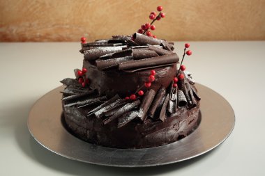Çikolatalı kek dekore edilmiş