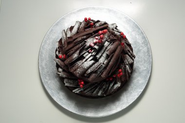 Çikolatalı kek dekore edilmiş