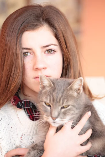 Adolescente com seu gato — Fotografia de Stock