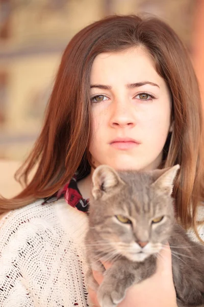 青少年与她的猫 — 图库照片