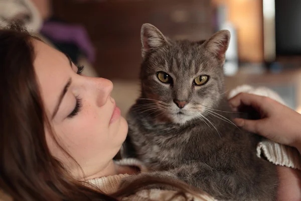 青少年与她的猫 — 图库照片