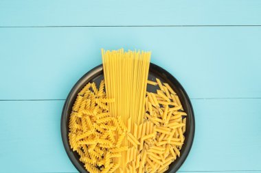 makarna mavi arka plan üzerine siyah plaka