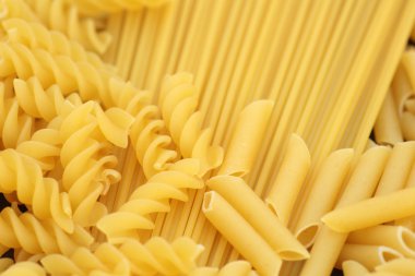 pişmemiş makarna ve spagetti