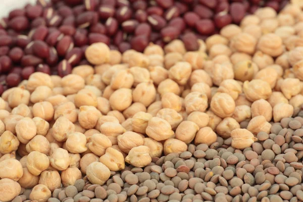 Mercimek, adzuki fasulye ve Nohut ile sebze tabağı