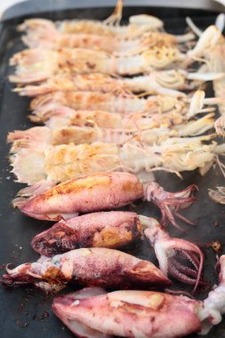 Deniz ürünleri ile doldurulmuş ızgara