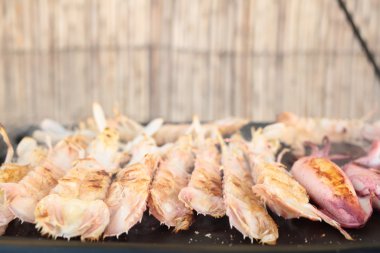 Deniz ürünleri ile doldurulmuş ızgara