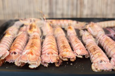 Deniz ürünleri ile doldurulmuş ızgara