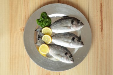 çiğ balık gümüş tepsi