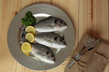 çiğ balık gümüş tepsi