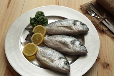 çiğ balık gümüş tepsi