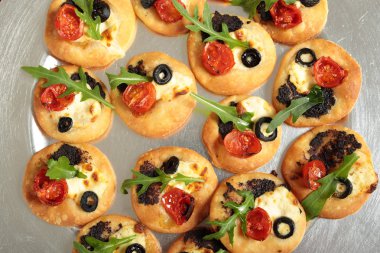 Bir tepsi üzerinde sebze kanepeler