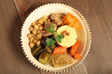 Kuskus toprak kap içinde