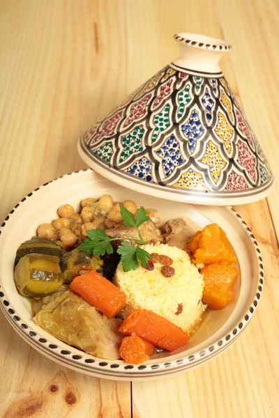 Couscous in een klei pot — Stockfoto