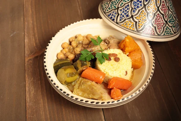 Couscous in een klei pot — Stockfoto