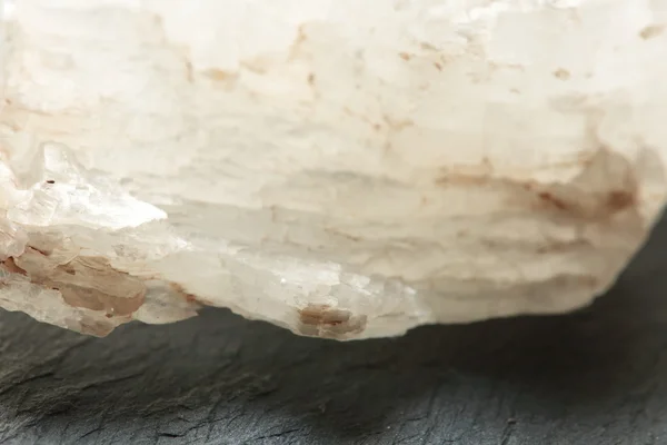 Кварцевый камень белый — стоковое фото