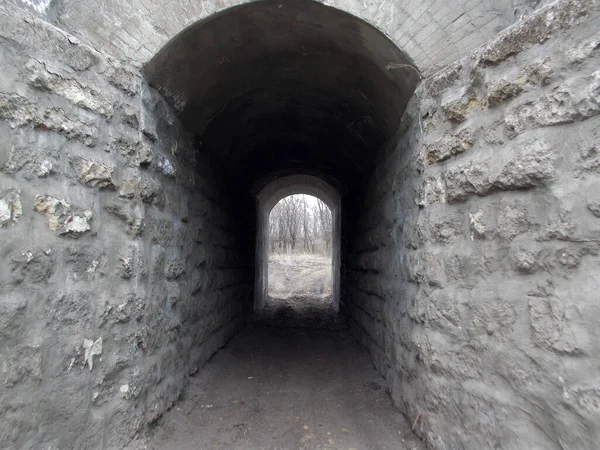 Een Korte Oude Stenen Tunnel Onder Een Spoorbrug — Stockfoto