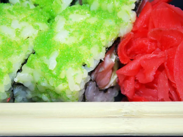 鮭とのグリーン寿司 海鳥生姜 — ストック写真