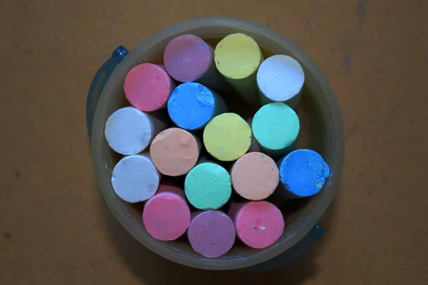 Bir Rahatlama Yüzeyinde Renkli Boya Kalemleri — Stok fotoğraf