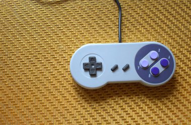 Sarı arkaplanda bilgisayar usb oyun alanı.