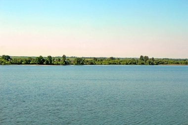 Açık gölü olan yaz kırsal arazisi.