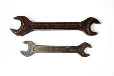 Eski paslı İngiliz anahtarı beyaz arka planda izole edilmiş..