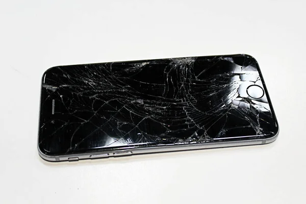 Egy Törött Mobiltelefon Törött Képernyővel Fehér Alapon — Stock Fotó