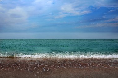 Sakin bulutlu bir havada deniz kıyısı.