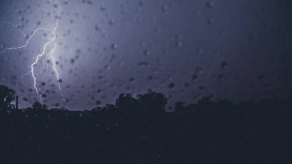 窓の下の大きな雷雨 — ストック写真