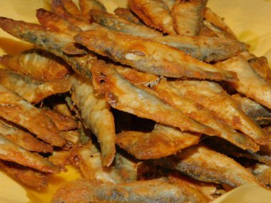 Tabakta kızartılmış küçük balık.