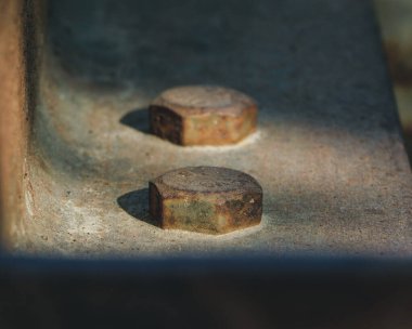 Metal nesnede aynı olan iki cıvata