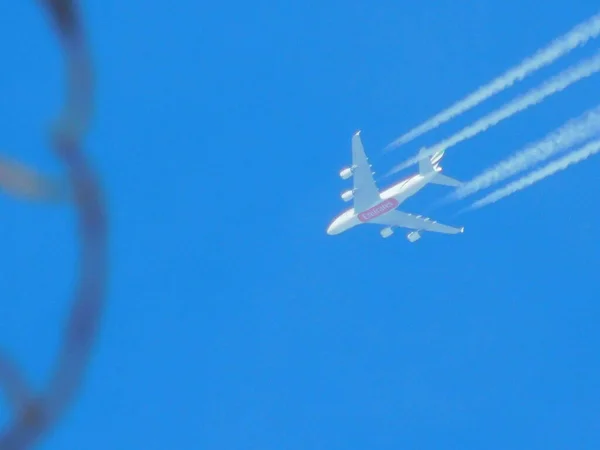 Emirates Plane Blue Sky — Stock Photo, Image