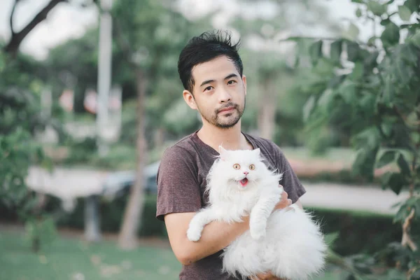 Hombre Sosteniendo Gato Blanco Parque —  Fotos de Stock