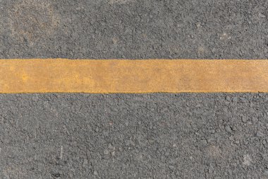 Sarı çizginin siyah asfalt yol doku üzerinde kirli
