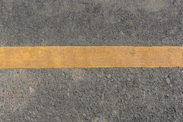 Gele lijn vuil op zwarte asfalt weg textuur — Stockfoto