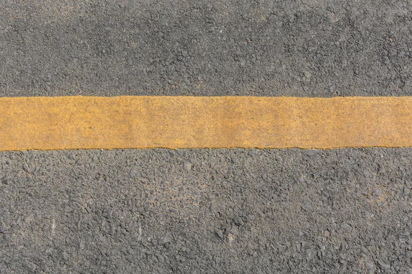 Gele lijn vuil op zwarte asfalt weg textuur — Stockfoto