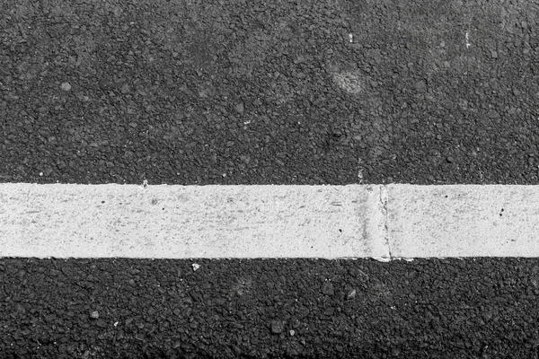 Texture de la route asphaltée avec ligne blanche — Photo