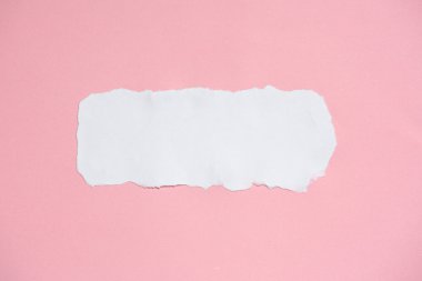Beyaz kağıt pembe kağıt doku arka plan üzerinde yırtık.