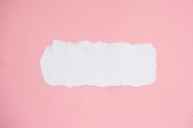 Beyaz kağıt pembe kağıt doku arka plan üzerinde yırtık.